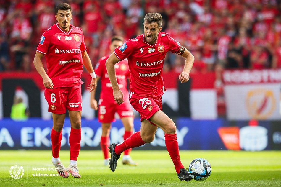 piłkarze na murawie