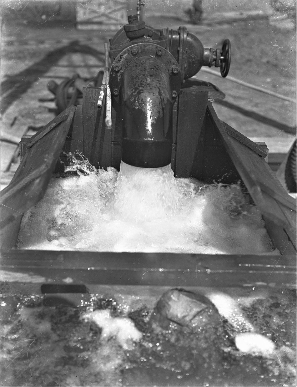 Spust wody ze studni głębinowej. Lata 30.XX wieku