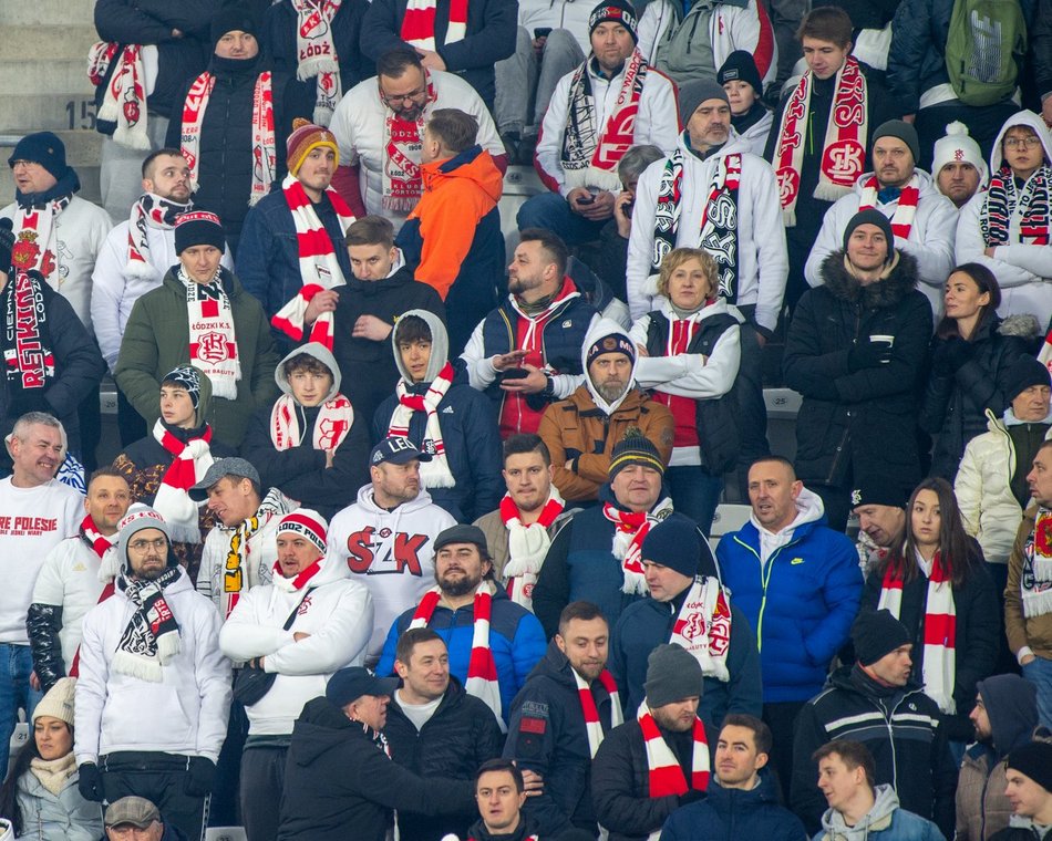 kibice na stadionie