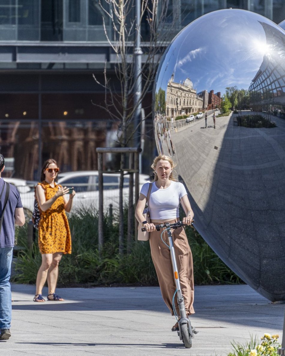 ludzie w centrum miasta