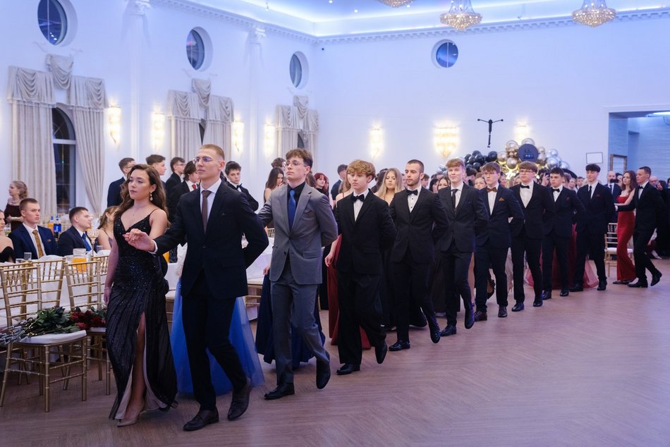 Studniówka XV w Łodzi. Niezapomniane chwile i piękne wspomnienia