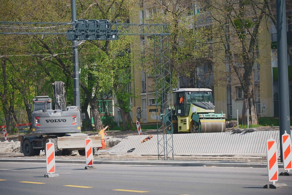 Kładą asfalt na Śmigłego-Rydza. Druga warstwa od Ronda Broniewskiego do centrum