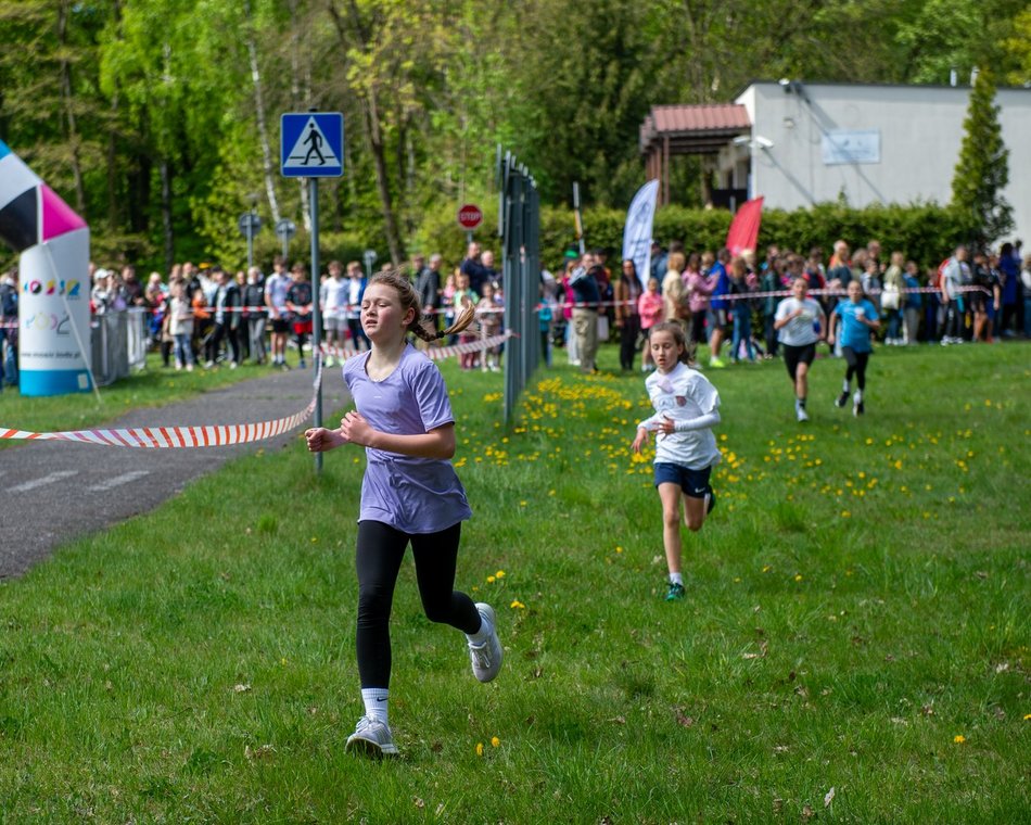 Łódź. XVII Bieg Olimpijczyków w parku Baden-Powella. Rywalizowali uczniowie szkół w Łodzi