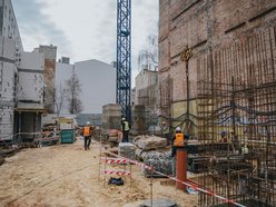 Łódź. Odbudowa zawalonej kamienicy przy Rewolucji w Łodzi. Widać już nowe ściany i piętra
