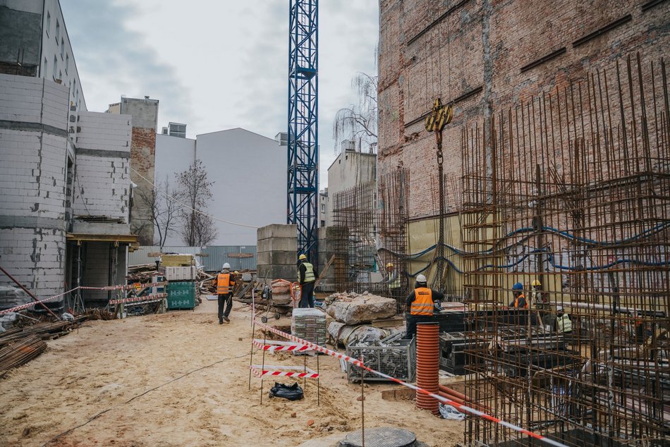 Łódź. Odbudowa zawalonej kamienicy przy Rewolucji w Łodzi. Widać już nowe ściany i piętra