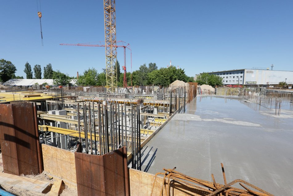 Łódź. Ekspresowa budowa mieszkań miejskich przy Pabianickiej. Powstał garaż, trwa wznoszenie pięter!