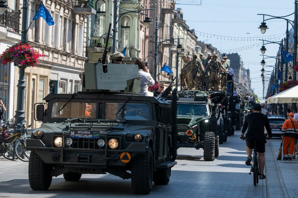 Wielka parada przed meczem Gortat Team vs NATO. Celebryci, żołnierze i sprzęt wojskowy