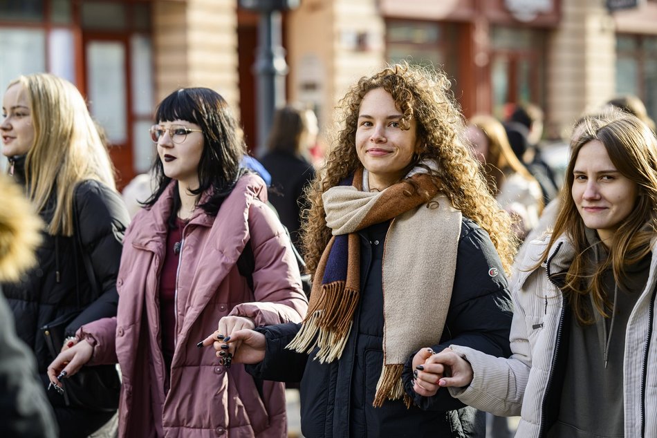 Łódź. Polonez dla Łodzi. Tłumy maturzystów zatańczyły na Piotrkowskiej. Razem z nimi łodzianie!