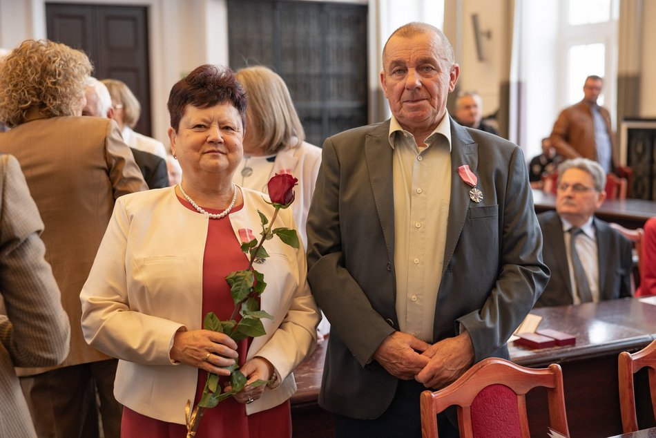 Łódź. Medale za długoletnie pożycie małżeńskie. Rekordziści świętują 63-lecie!