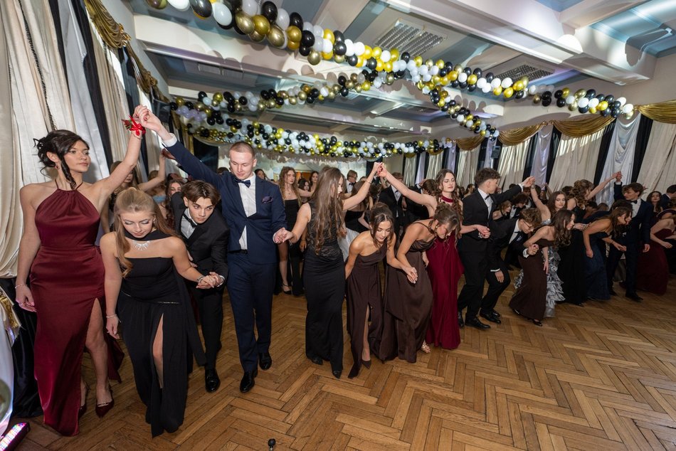 Łódź. Studniówka XXVI LO w Łodzi. Ależ oni zatańczyli... i jak pięknie wyglądali!