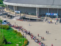 Tłumy fanek Louisa Tomlinsona przed Atlas Areną