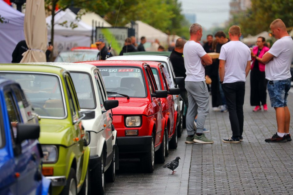 Parada Maluchów w Łodzi 2023. Kolorowe auta przejechały ulicami centrum