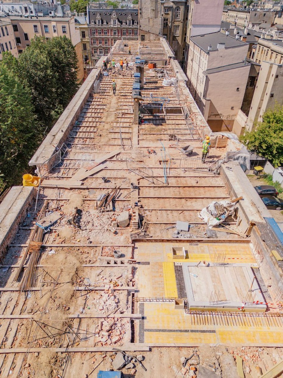 Łódź. „Dziura” przy Piotrkowskiej 58 w Łodzi znika na naszych oczach! Prace wystartowały!