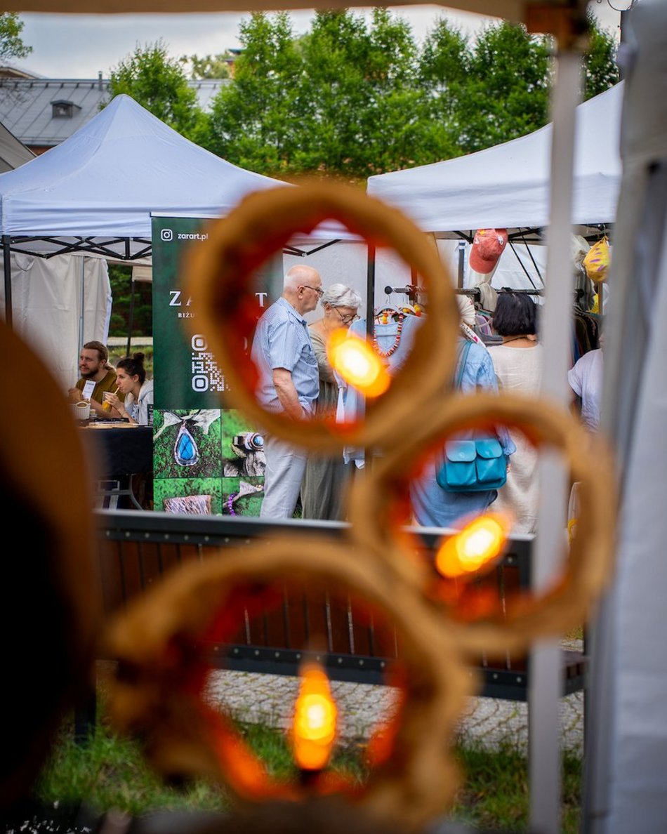 Łódź. Lipcowy targ staroci na Księżym Młynie. Miłośnicy rzeczy z duszą nie zawiedli