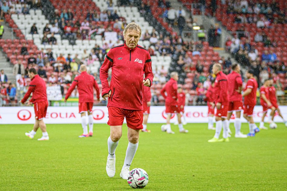 Łódź. Mecz Gwiazd w Łodzi. Na murawie Boniek, Krzynówek, Krychowiak