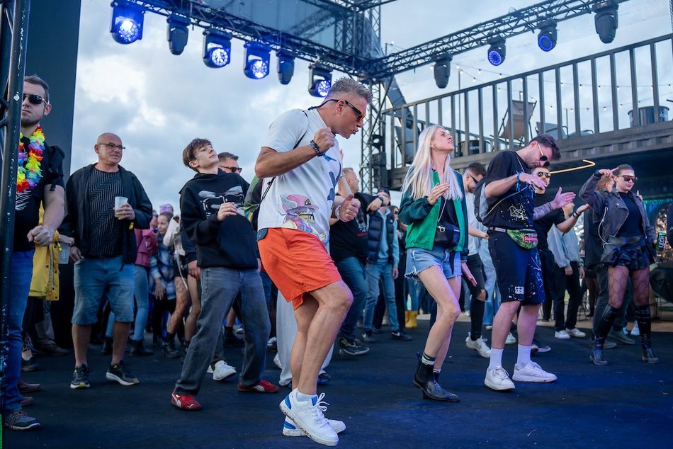 Łódź. Audioriver 2025 w Łodzi. Roztańczony tłum na pierwszym dniu festiwalu