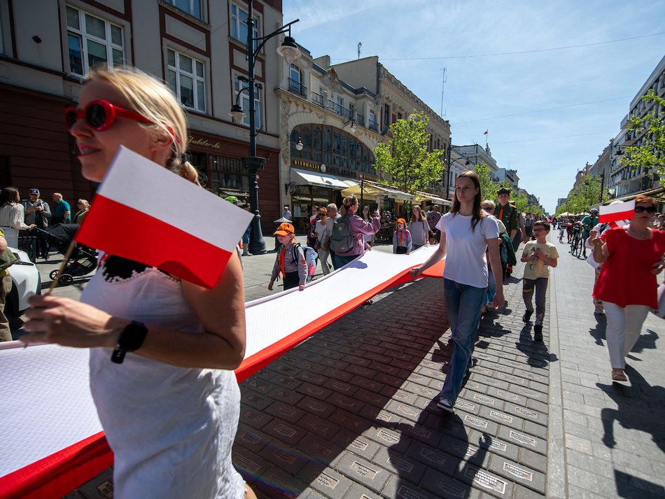 Łódź biało-czerwona. Ulicami miasta przeszedł marsz z okazji Dnia Flagi Rzeczypospolitej Polskiej