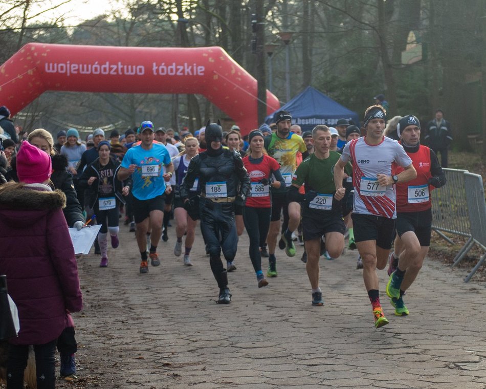 biegacze w lesie