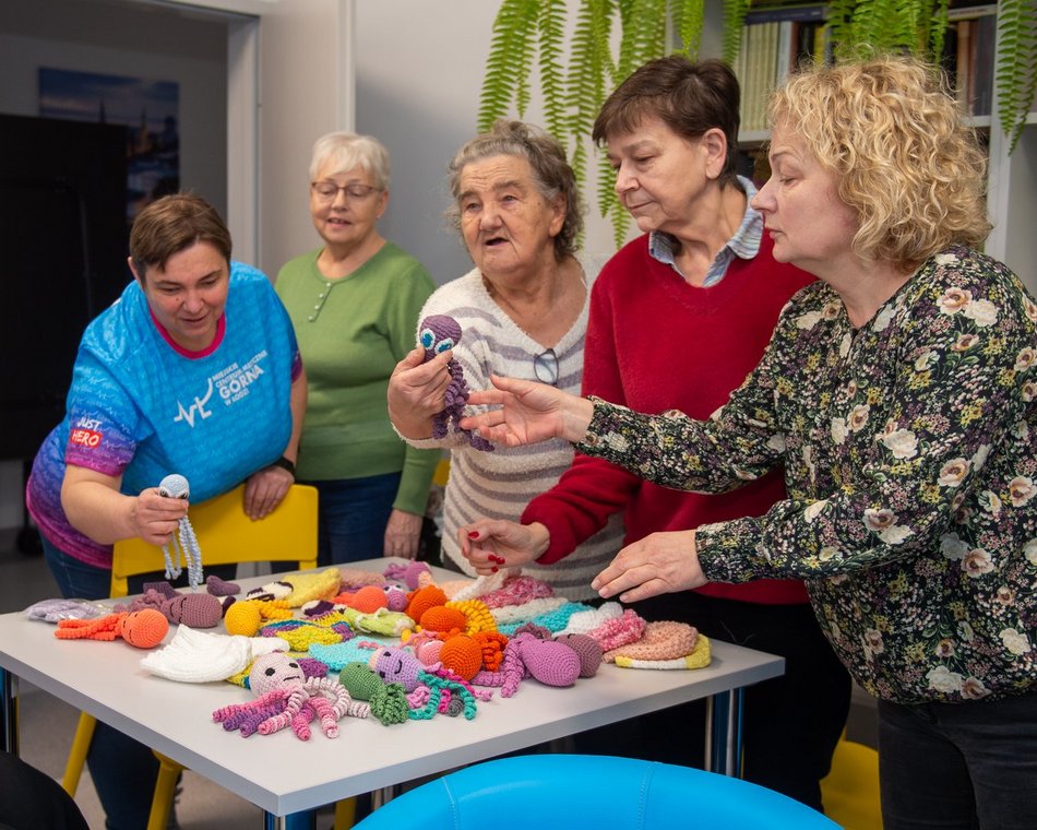 Seniorki z Łodzi z pomocą dla noworodków