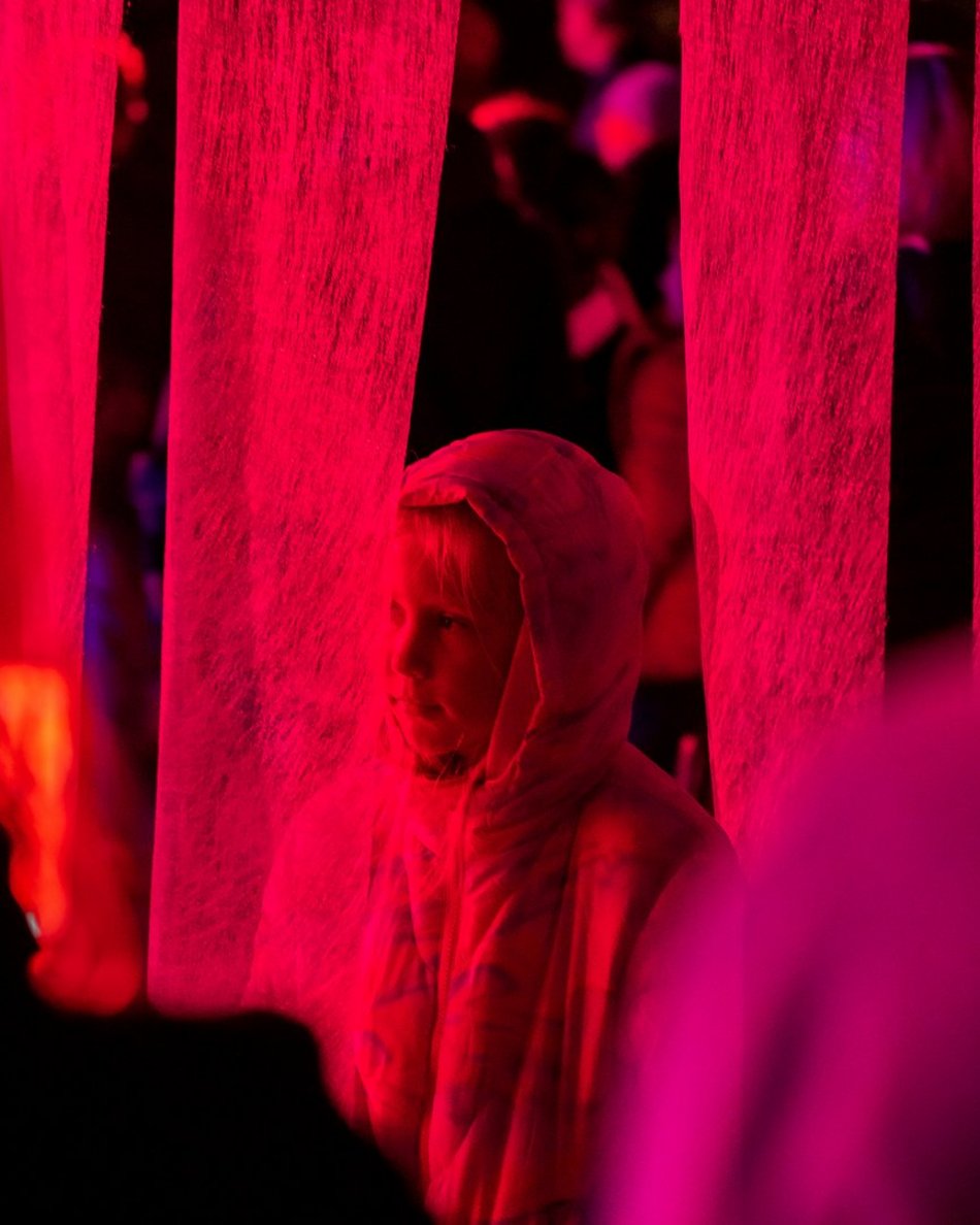 ludzie na festiwalu światła w Łodzi