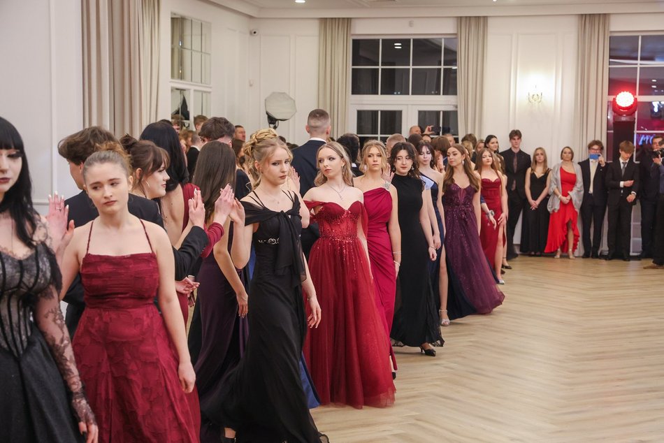 Łódź. Studniówka II LO w Łodzi. Wspaniali maturzyści świętowali w Pałacu Skotniki