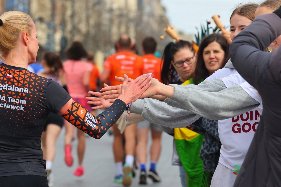 Łódź. DOZ Maraton Łódź 2026. Brałeś udział w biegu na 10 km? Znajdź się na zdjęciach!
