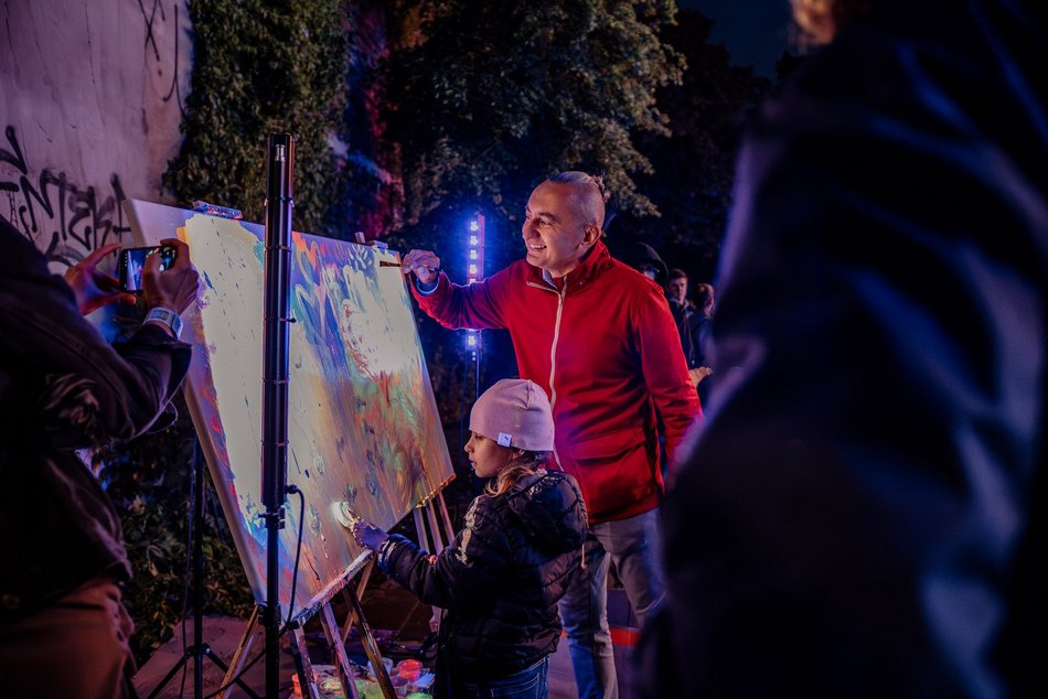 Łódź. Neony kultowych kin w Łodzi odpalone! Łódzka Galeria Neonów wygląda olśniewająco!