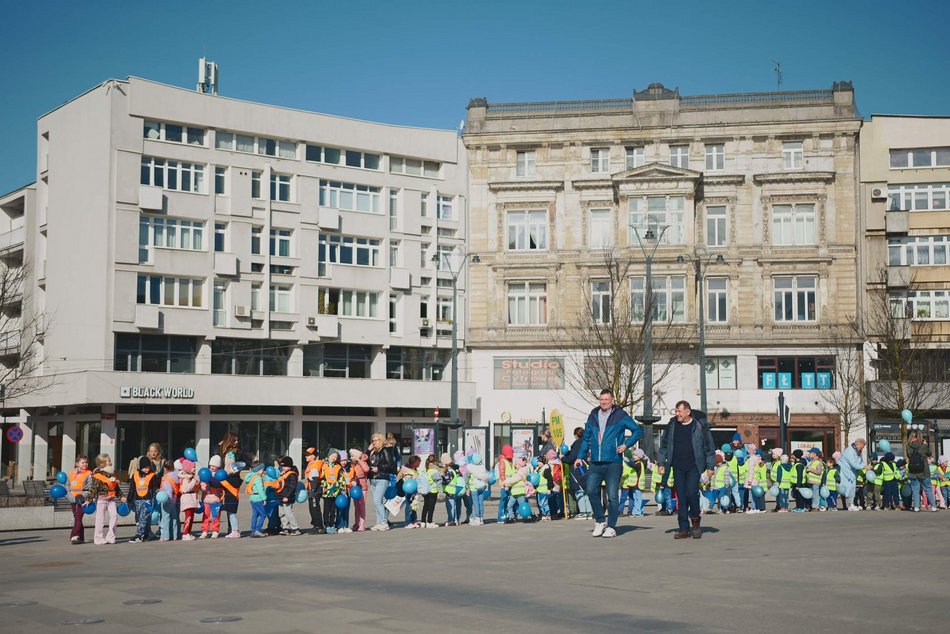 Łódź. Światowy Dzień Autyzmu. Przedszkolaki przemaszerowały Piotrkowską!