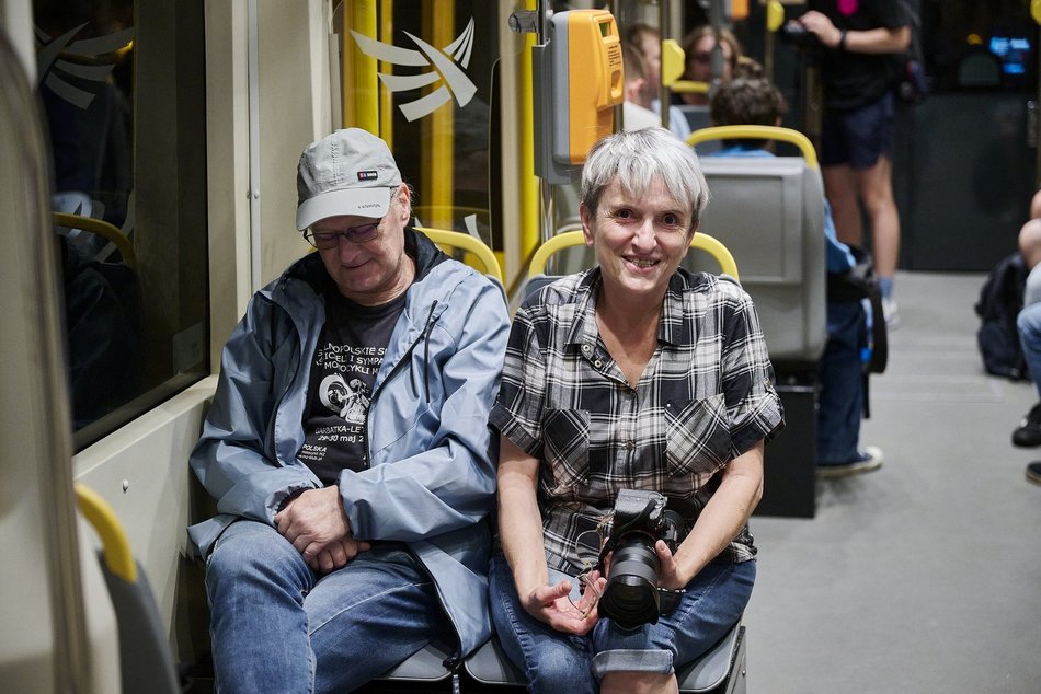 Łódź. Seniorzy w tramwaju MPK Łódź