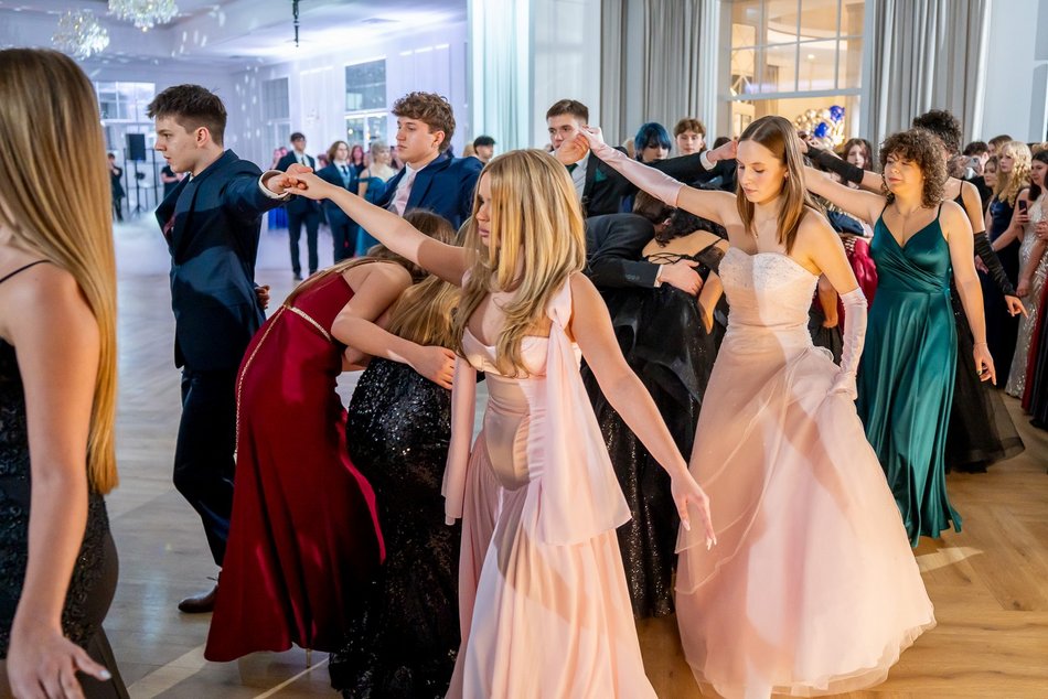 Łódź. Studniówka IV LO w Łodzi. Kreacje, które zapierały dech i radość na twarzach młodzieży