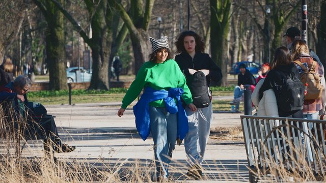 Park Staromiejski i Manufaktura skąpane w wiosennym słońcu. Łodzianie korzystają [ZDJĘCIA]