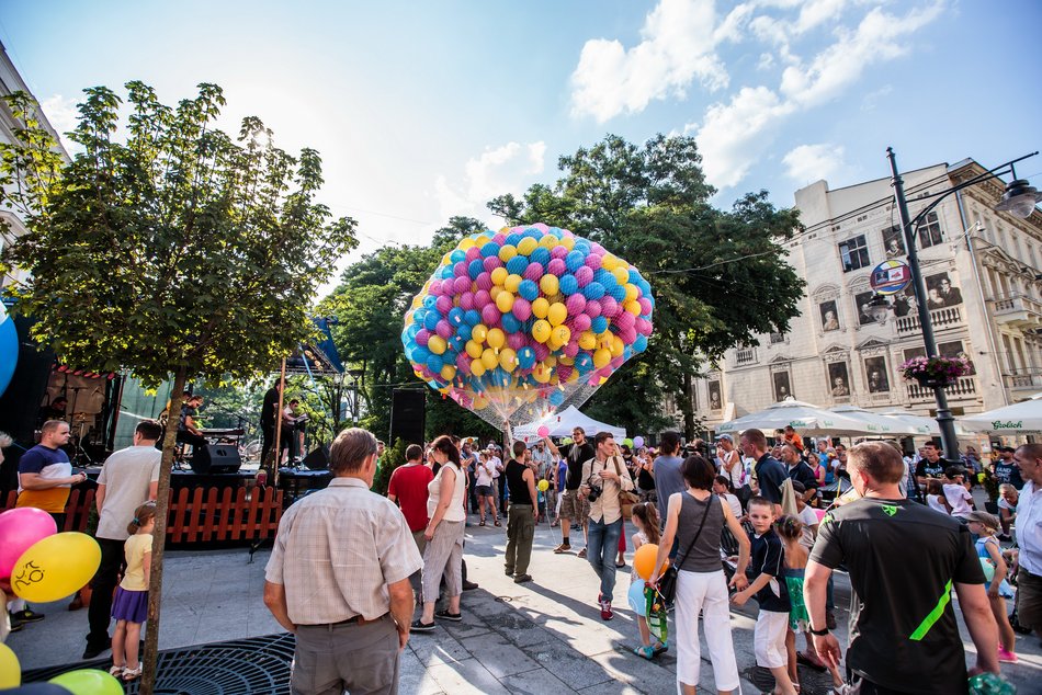 Dzień Dziecka na Piotrkowskiej - tłum dzieci, kolorowe baloniki