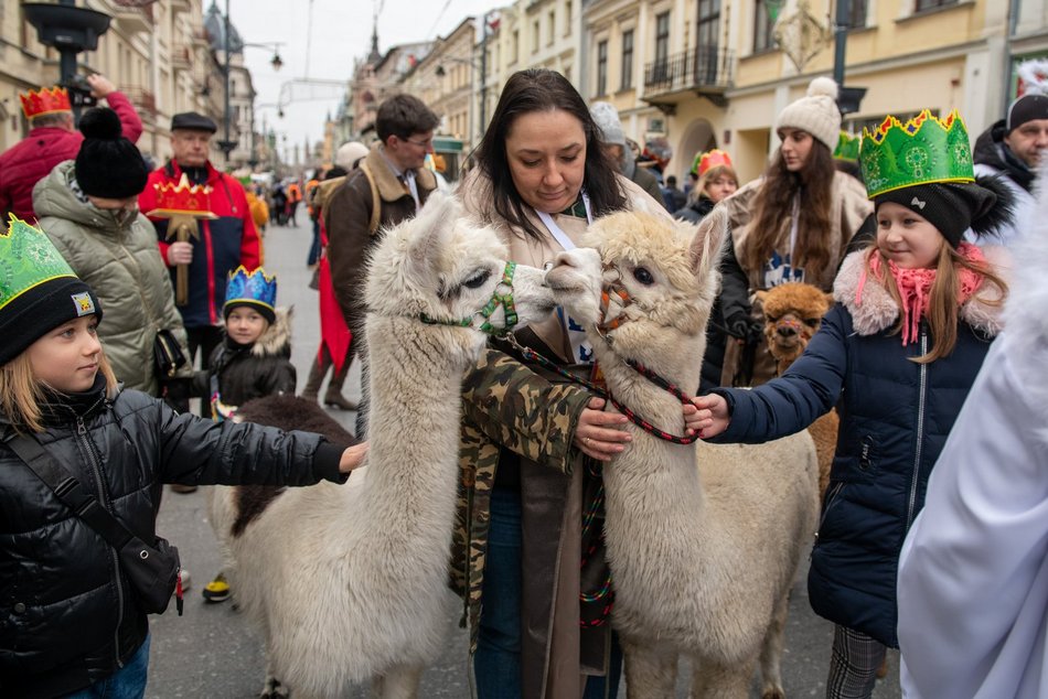 Orszak Trzech Króli w Łodzi. Tłumy łodzian świętowały w kolorowym pochodzie [ZDJĘCIA]