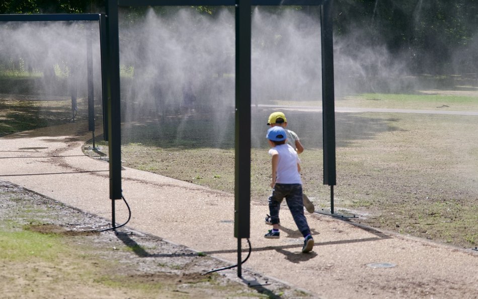 Wodne kurtyny i nowe huśtawki na największym placu zabaw w Łodzi