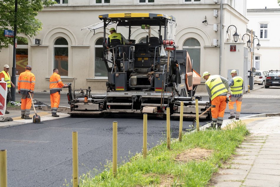 Remont Brzeźnej dobiega końca. Wylali już nowy asfalt