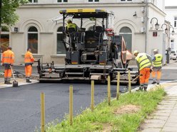 Remont Brzeźnej dobiega końca. Wylali już nowy asfalt