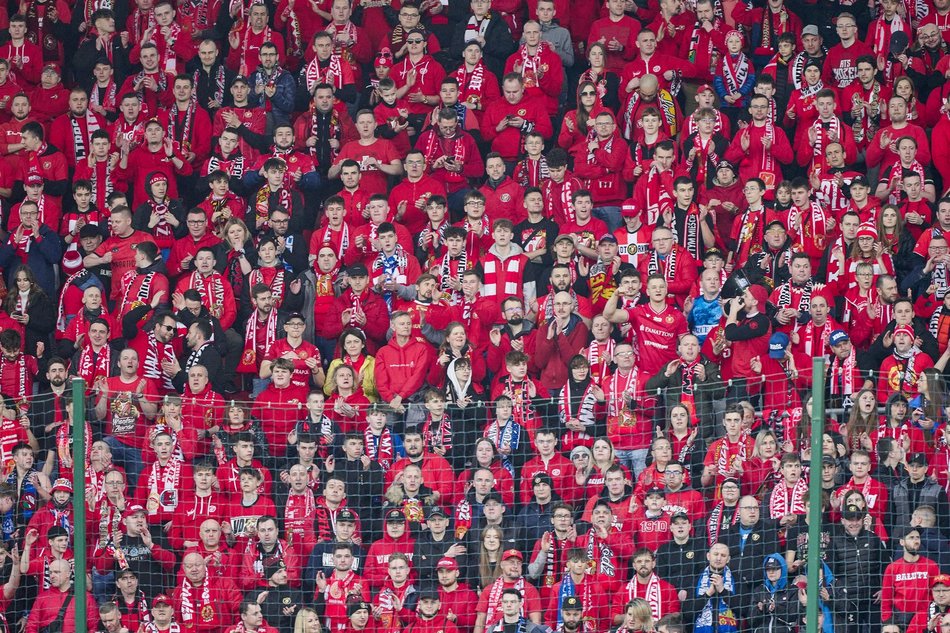 kibice na trybunach stadionu