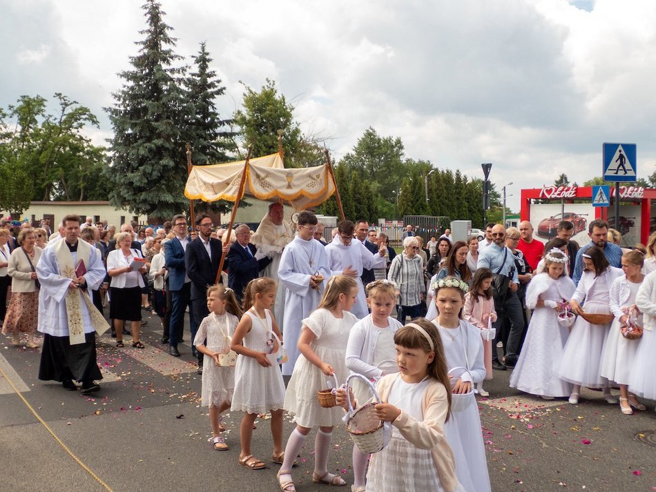 Łódź. Procesja Bożego Ciała na Widzewie w Łodzi. Wierni przeszli ulicami miasta