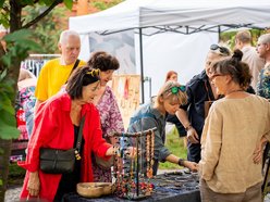 Łódź. Lipcowy targ staroci na Księżym Młynie. Miłośnicy rzeczy z duszą nie zawiedli