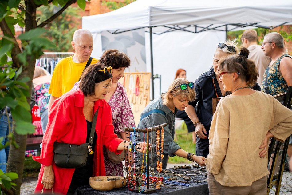 Łódź. Lipcowy targ staroci na Księżym Młynie. Miłośnicy rzeczy z duszą nie zawiedli