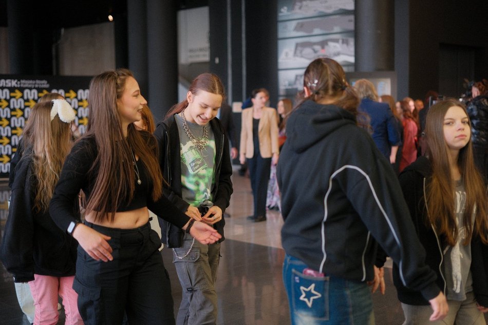 Łódź. Licealiści z Łodzi zatańczyli Belgijkę! Wielkie świętowanie Międzynarodowego Dnia Licealisty