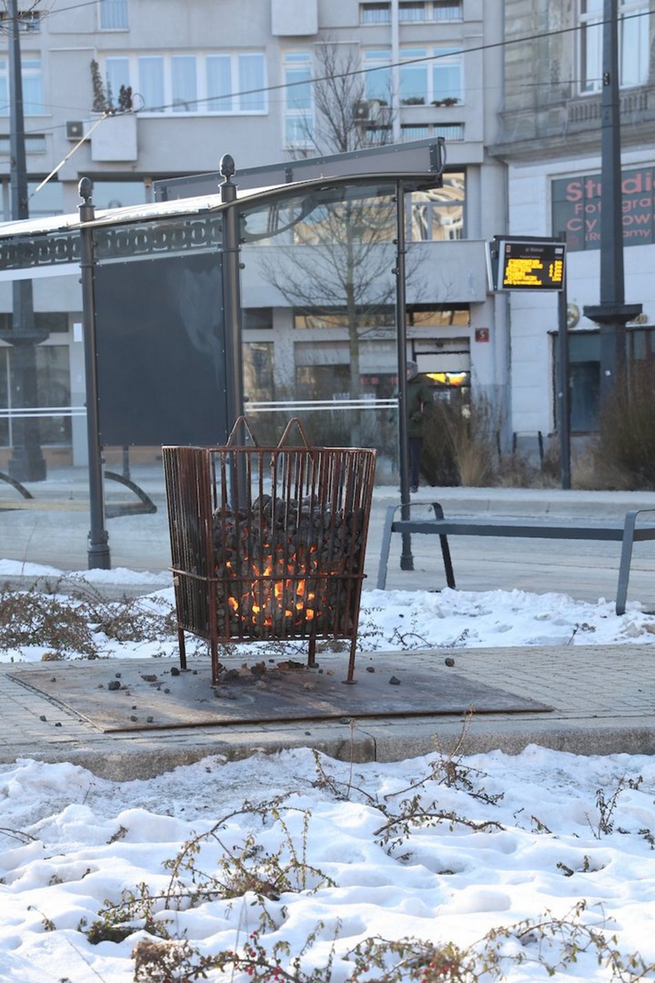 Łódź. Koksowniki na ulicach miasta