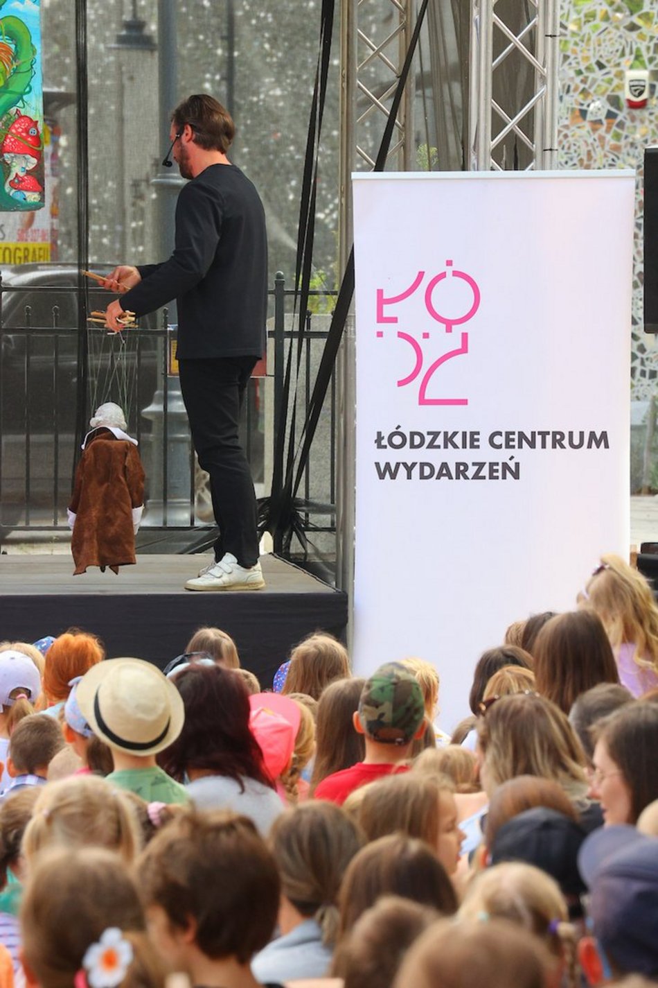 Łódź. Baśniowa Piotrkowska w Łodzi. Teatr Barnaby zachwycił najmłodszych widzów