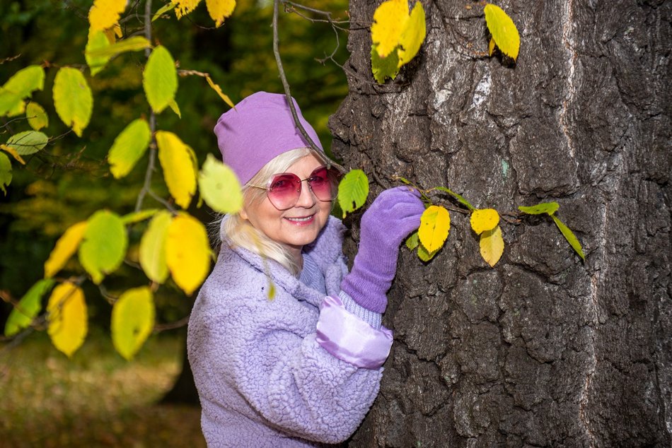 staruszka na tle natury