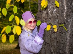 staruszka na tle natury