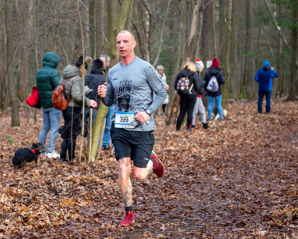 biegacze w lesie