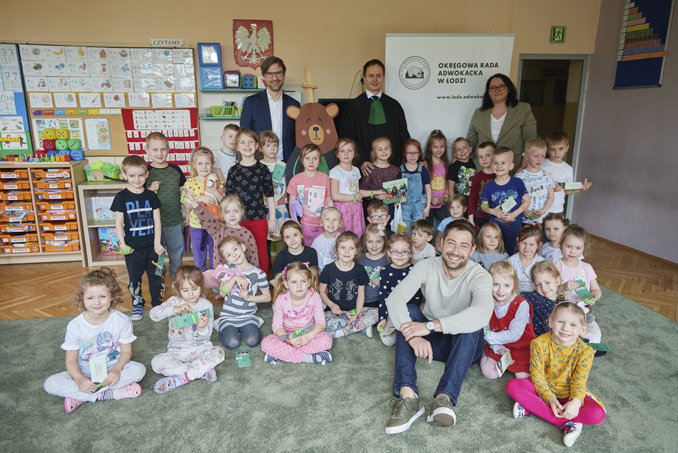 Akcja "Bajeczni Adwokaci" w Przedszkolu Miejskim nr 141 w Łodzi. Adwokaci czytali przedszkolakom książkę o swojej pracy