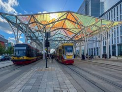 kolorowy przystanek tramwajowy