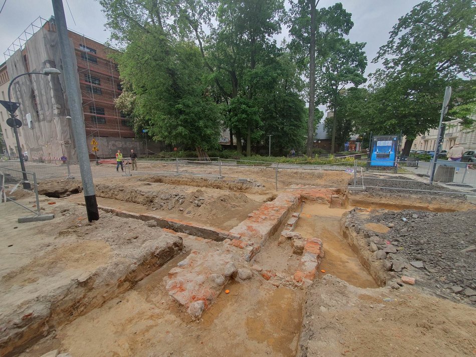 Fundamenty dawnej remizy znalezione podczas prac na pl. Komuny Paryskiej w Łodzi