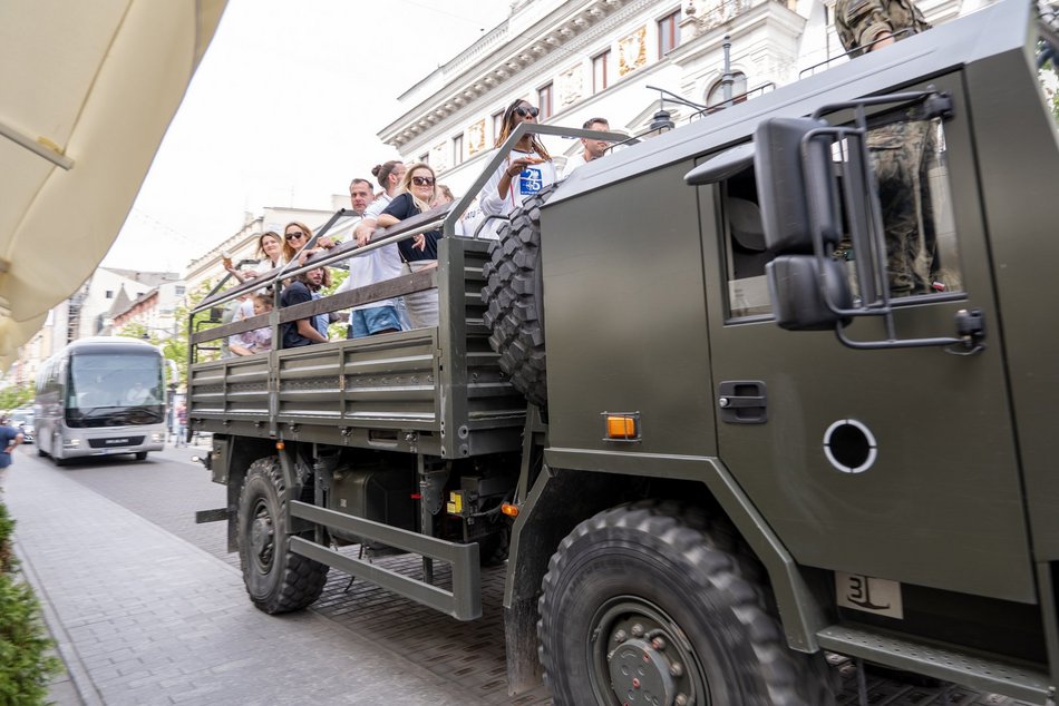 Parada na Piotrkowskiej przed meczem Marcina Gortata z NATO